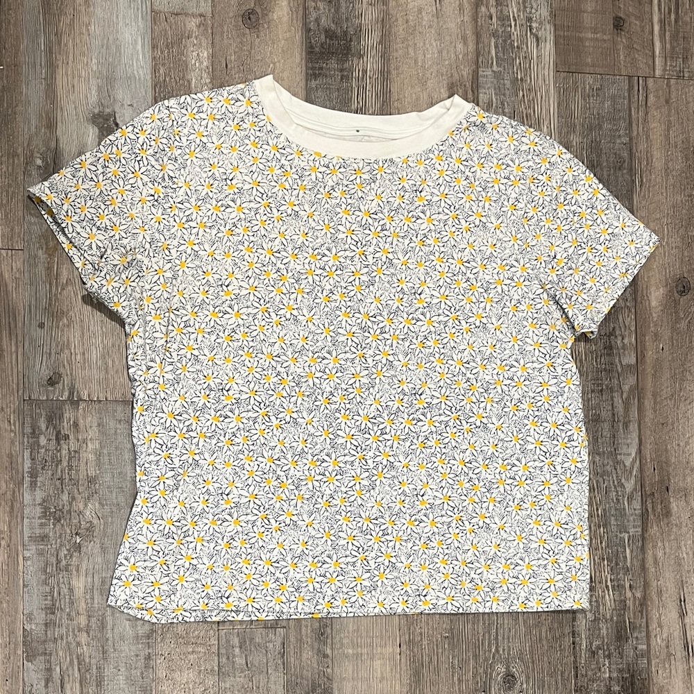 LL Beans Women’s T Shirt with Flower Pattern Size Small